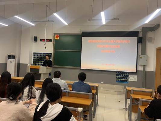 会议室里的人们中度可信度描述已自动生成 会议室里的人们中度可信度描述已自动生成
