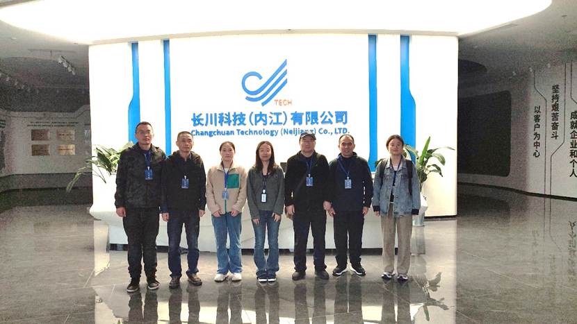 一群人站在画前合影AI 生成的内容可能不正确。