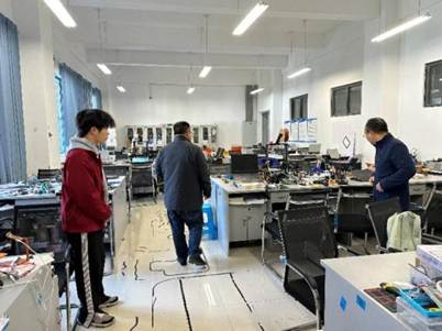 一群人站在厨房里工作AI 生成的内容可能不正确。
