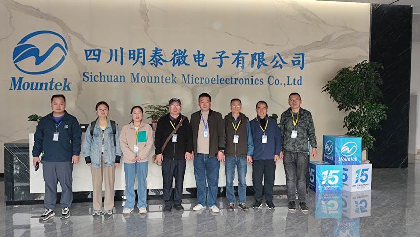 一群人站在画前合影AI 生成的内容可能不正确。