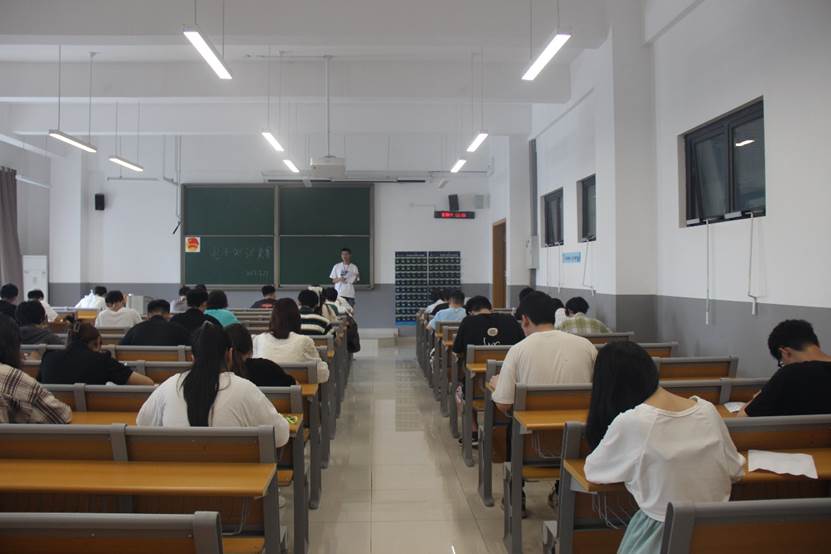 房间里有许多人在餐厅里低可信度描述已自动生成