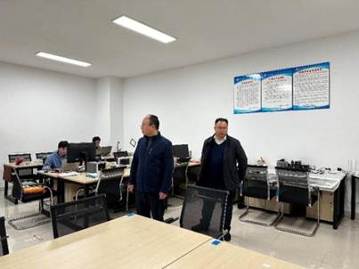 一群人站在桌子边AI 生成的内容可能不正确。