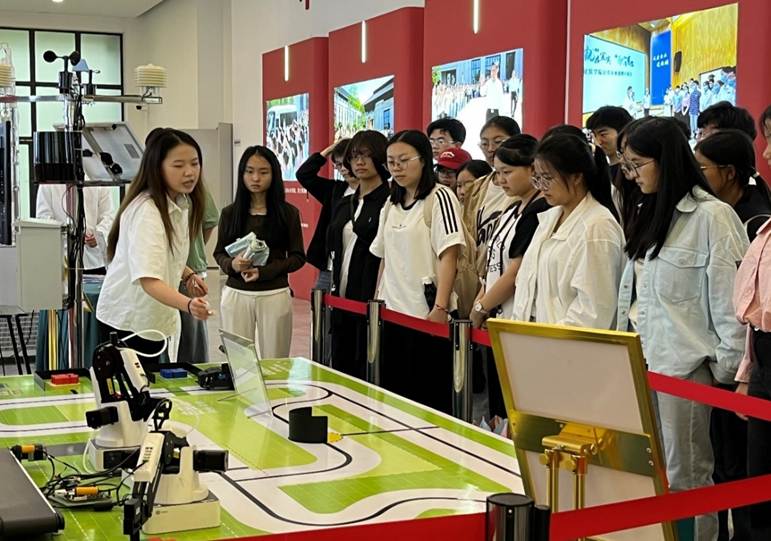 会议室里的人们AI 生成的内容可能不正确。