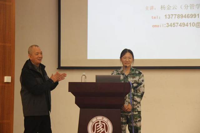 图片包含 站, 男人, 前, 游戏机AI 生成的内容可能不正确。