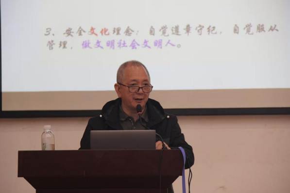 钢琴前的人AI 生成的内容可能不正确。