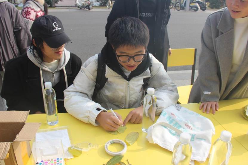 一群人正在用餐聊天AI 生成的内容可能不正确。