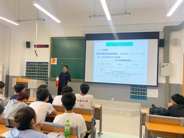 会议室里的人们描述已自动生成